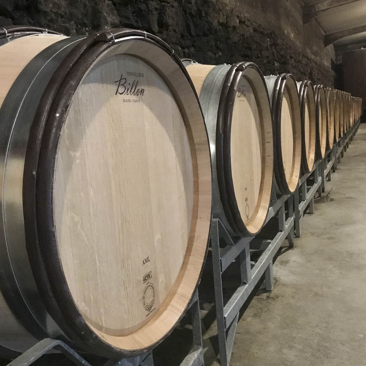 Cave voûtée et barriques de chêne, Domaine Hoffmann-Demangeot