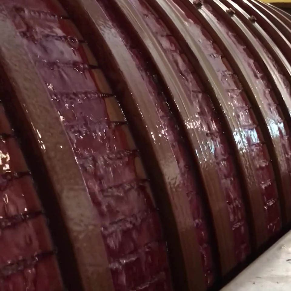 Détail de la cave voûtée, barriques de chêne, Domaine Hoffmann-Demangeot